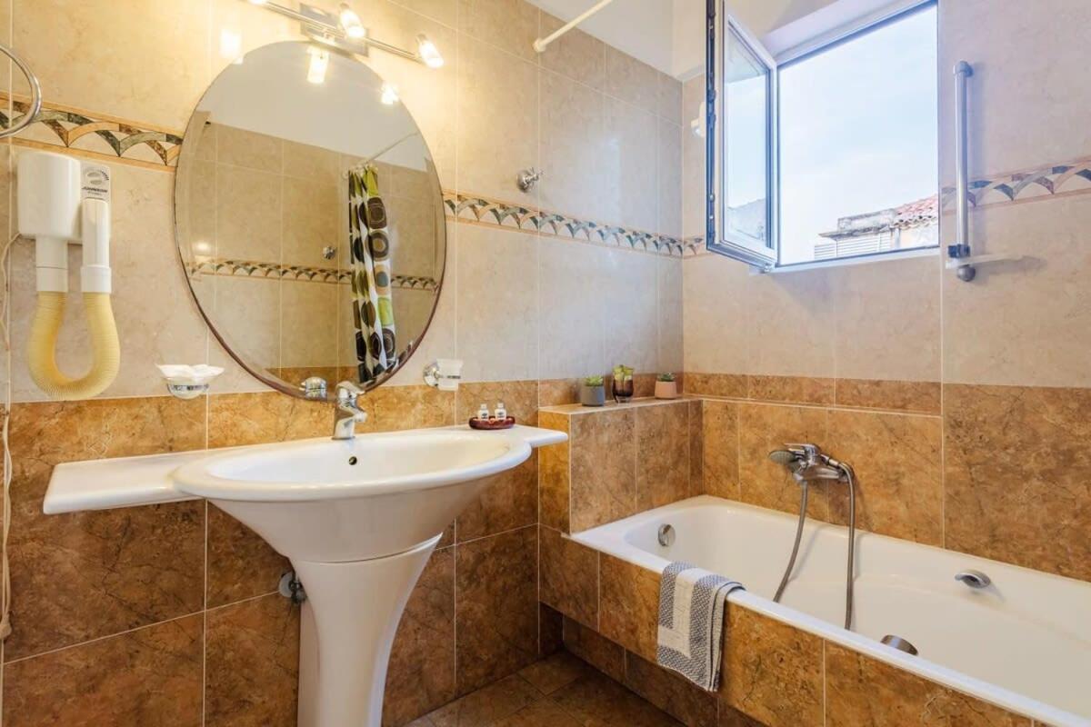 Spacious Urban Haven-Family Home, Perfect Location Kalamata Exterior foto